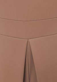 Born2be - Ciemnobeżowy Elegancki Kombinezon z Ozdobnymi Zakładkami Zellysha. Okazja: na co dzień, na spotkanie biznesowe. Kolor: beżowy. Wzór: aplikacja. Styl: elegancki #4