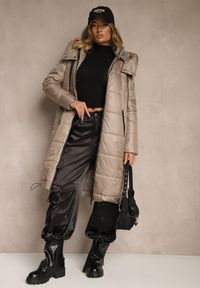 Renee - Ciemnobeżowa Kurtka z Pikowanymi Przeszyciami i Ściągaczami po Bokach Balinne. Okazja: na co dzień, na spacer. Kolor: beżowy. Materiał: jeans. Styl: casual