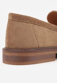 Renee - Ciemnobeżowe Mokasyny VICES ze Skórzaną Wkładką i Metaliczną Ozdobą Sereisana. Nosek buta: okrągły. Kolor: beżowy. Materiał: skóra. Wzór: aplikacja. Obcas: na obcasie. Wysokość obcasa: niski #3