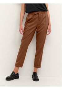 Kaffe Spodnie materiałowe Ebona 10506868 Brązowy Regular Fit. Kolor: brązowy. Materiał: materiał, syntetyk #1