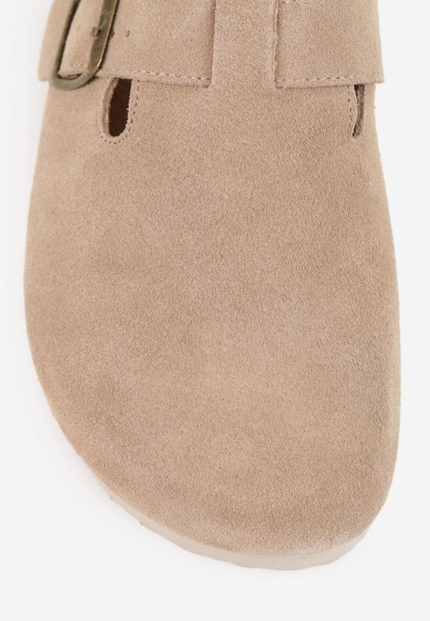 Born2be - Beżowe Zamszowe Klapki w Stylu Chodaków Ozdobione Klamrą Irinania. Okazja: na co dzień. Kolor: beżowy. Materiał: zamsz. Wzór: aplikacja. Styl: casual