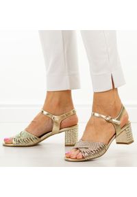 Złote skórzane sandały damskie DiA 3092. Okazja: na wesele, na ślub cywilny. Kolor: złoty. Materiał: skóra. Wzór: aplikacja. Sezon: wiosna, lato. Obcas: na obcasie. Styl: klasyczny, elegancki. Wysokość obcasa: średni #1