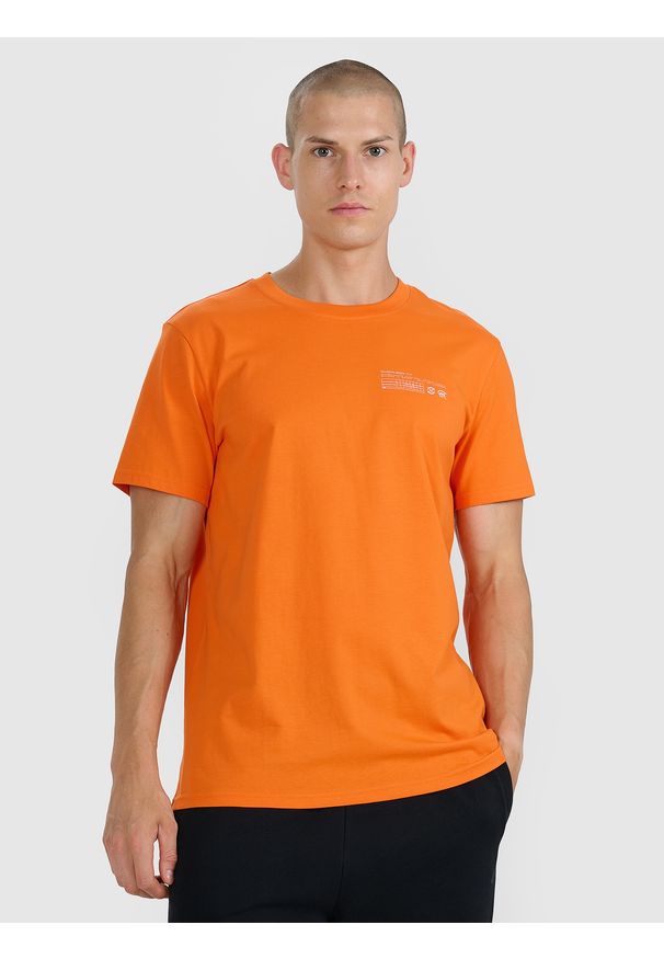 4f - 4F T-shirt regular z nadrukiem męski - pomarańczowy S. Okazja: na co dzień. Kolor: pomarańczowy. Materiał: jersey, bawełna, materiał. Długość rękawa: krótki rękaw. Długość: krótkie. Wzór: nadruk. Styl: sportowy, klasyczny, casual