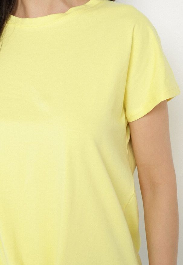 Born2be - Żółty T-shirt z Bawełny z Ozdobnym Wiązaniem Sunitra. Okazja: na co dzień. Kolor: żółty. Materiał: bawełna. Sezon: wiosna, lato. Styl: casual, klasyczny