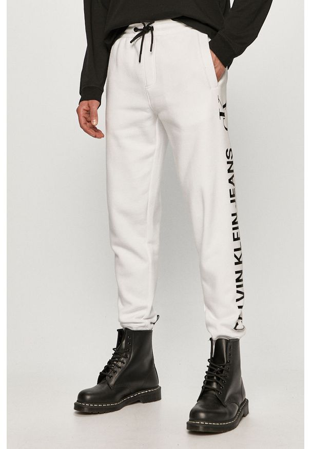 Calvin Klein Jeans - Spodnie. Kolor: biały. Materiał: bawełna, poliester, dzianina. Wzór: nadruk