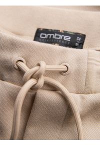 Ombre Clothing - Casualowe szorty męskie SLIM FIT z dzianiny żakardowej – beżowe V2. Okazja: na co dzień. Kolor: beżowy. Materiał: żakard, dzianina. Styl: casual #6