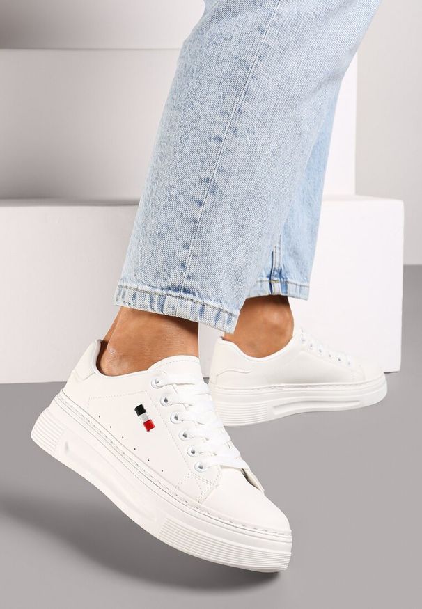 Renee - Białe Basicowe Sneakersy na Platformie Ozdobione Metalicznymi Wstawkami Vaiden. Kolor: biały. Wzór: aplikacja. Obcas: na platformie