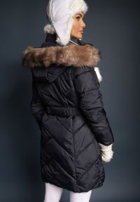 Renee - Granatowa Długa Pikowana Kurtka w Stylu Parki z Troczkiem w Pasie i Sztucznym Futerkiem Abelasa. Okazja: na co dzień. Kolor: niebieski. Materiał: futro. Długość: długie. Sezon: zima. Styl: klasyczny, casual, street #5