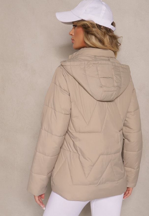 Renee - Ciemnobeżowa Pikowana Kurtka Przejściowa z Kapturem Silidi. Okazja: na co dzień. Typ kołnierza: kaptur. Kolor: beżowy. Materiał: jeans. Styl: casual, elegancki, klasyczny