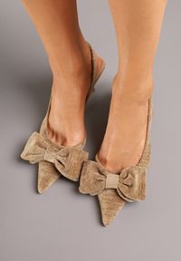 Renee - Ciemnobeżowe Sandały na Szpilce Slingback z Kokardą Sunaiel. Okazja: na co dzień. Kolor: beżowy. Materiał: jeans. Obcas: na szpilce. Styl: casual, elegancki. Wysokość obcasa: średni #2