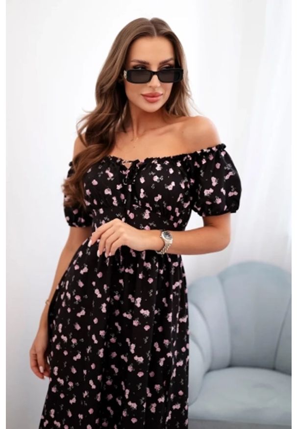 Kesi Włoski - Sukienka damska maxi w kwiaty z bufkami czarna. Okazja: na spacer. Kolor: czarny. Materiał: materiał, poliester, elastan. Wzór: kwiaty. Sezon: lato. Typ sukienki: rozkloszowane. Styl: wakacyjny. Długość: maxi