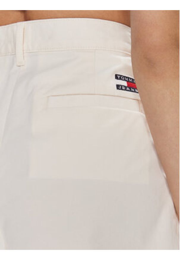 Tommy Jeans Szorty materiałowe Claire DW0DW17775 Biały Regular Fit. Kolor: biały. Materiał: bawełna