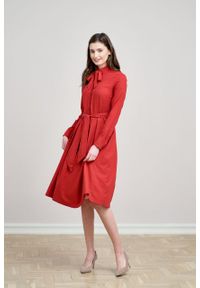 Marie Zélie - Sukienka Leandra czerwień. Typ kołnierza: kokarda. Kolor: czerwony. Materiał: bawełna, wiskoza, tkanina, materiał. Długość rękawa: długi rękaw #9