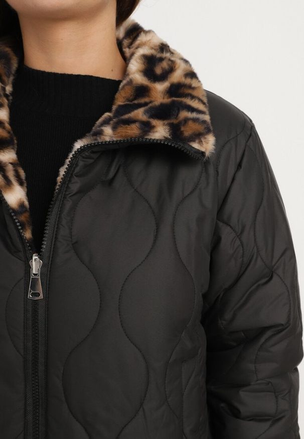 Born2be - Czarna Pikowana Kurtka Dwustronna ze Stójką i Ściągaczem z Futerkiem w Panterkę Cesila. Okazja: na co dzień. Typ kołnierza: kołnierzyk stójkowy. Kolor: czarny. Materiał: futro. Długość rękawa: długi rękaw. Długość: długie. Wzór: motyw zwierzęcy. Styl: casual, klasyczny