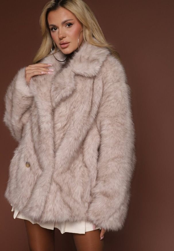 Renee - Beżowa Oversizowa Kurtka Futerko o Dwurzędowym Kroju Asonella. Okazja: na randkę, na co dzień. Typ kołnierza: golf. Kolor: beżowy. Materiał: futro. Wzór: aplikacja. Styl: casual