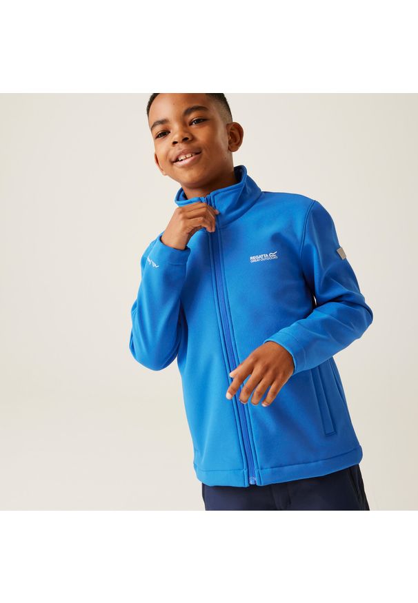 Regatta - Dziecięca kurtka softshell Cera. Kolor: turkusowy, niebieski, wielokolorowy. Materiał: softshell. Styl: sportowy