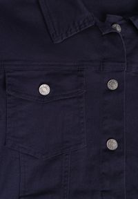 Renee - Granatowa Jeansowa Kurtka z Bawełny Perilopei. Okazja: na co dzień. Kolekcja: plus size. Kolor: niebieski. Materiał: bawełna, jeans. Styl: casual #6