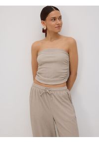 Reserved - Top ze strukturalnej dzianiny - kremowy. Kolor: kremowy. Materiał: dzianina #1