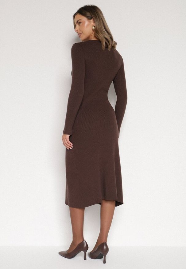 Born2be - Brązowa Dopasowana Sukienka z Prążkowanej Dzianiny z Wiskozą z Aplikacjami Tusmana. Kolor: brązowy. Materiał: dzianina, prążkowany, wiskoza. Wzór: aplikacja. Styl: elegancki