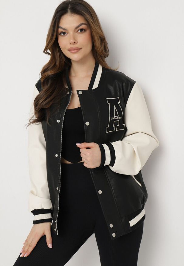 Born2be - Czarna Kurtka o Fasonie Bomberki z Ekoskóry z Dzianinowymi Rękawami Talvina. Kolor: czarny. Materiał: dzianina. Wzór: aplikacja. Styl: sportowy