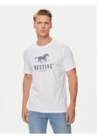 Mustang T-Shirt Austin 1015069 Biały Regular Fit. Kolor: biały. Materiał: bawełna