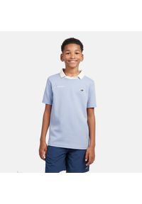 Koszulka dziecięca New Balance LAKB0195DUS – niebieska. Kolor: niebieski. Materiał: bawełna, poliester, materiał. Długość rękawa: krótki rękaw. Długość: krótkie