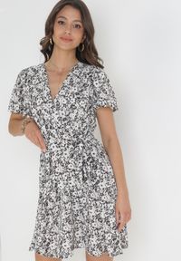 Born2be - Czarno-Biała Sukienka Mini z Kopertowym Dekoltem i Wiązanym Paskiem Airin. Kolor: czarny. Materiał: materiał. Sezon: lato. Typ sukienki: kopertowe. Długość: mini #4