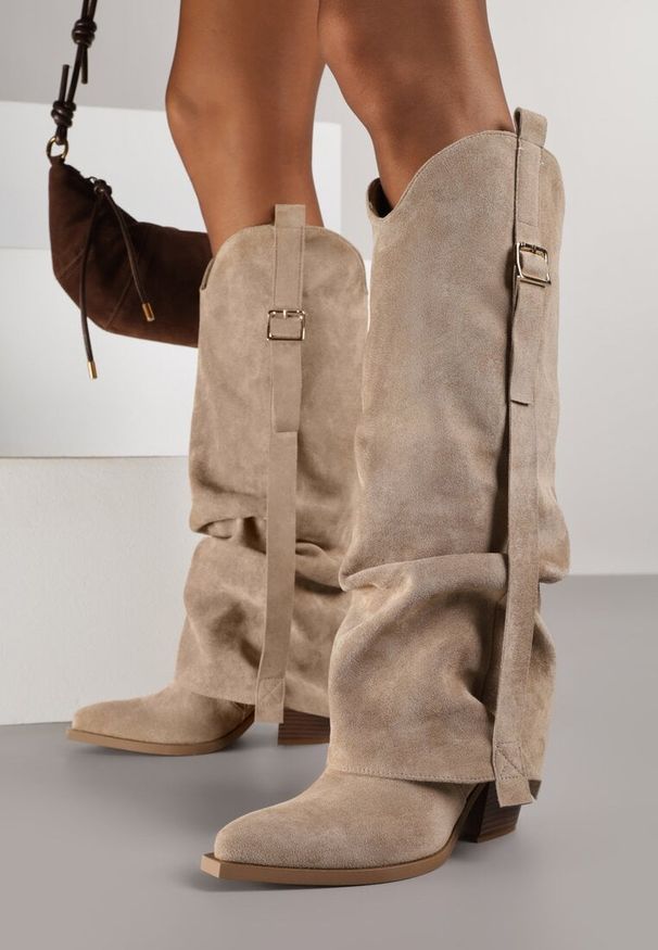 Renee - Ciemnobeżowe Kozaki na Stożku Typu Kowbojki Ozdobione Klamrą i Wywiniętą Cholewką Nalirella. Okazja: na co dzień. Zapięcie: klamry. Kolor: beżowy. Szerokość cholewki: normalna. Wzór: aplikacja. Materiał: skóra, jeans. Obcas: na stożku. Styl: casual, elegancki. Wysokość obcasa: średni