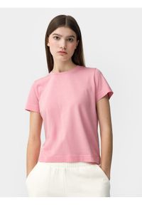 4f - T-shirt regular gładki damski. Okazja: na co dzień. Kolor: różowy. Materiał: dzianina, skóra. Wzór: gładki. Styl: casual