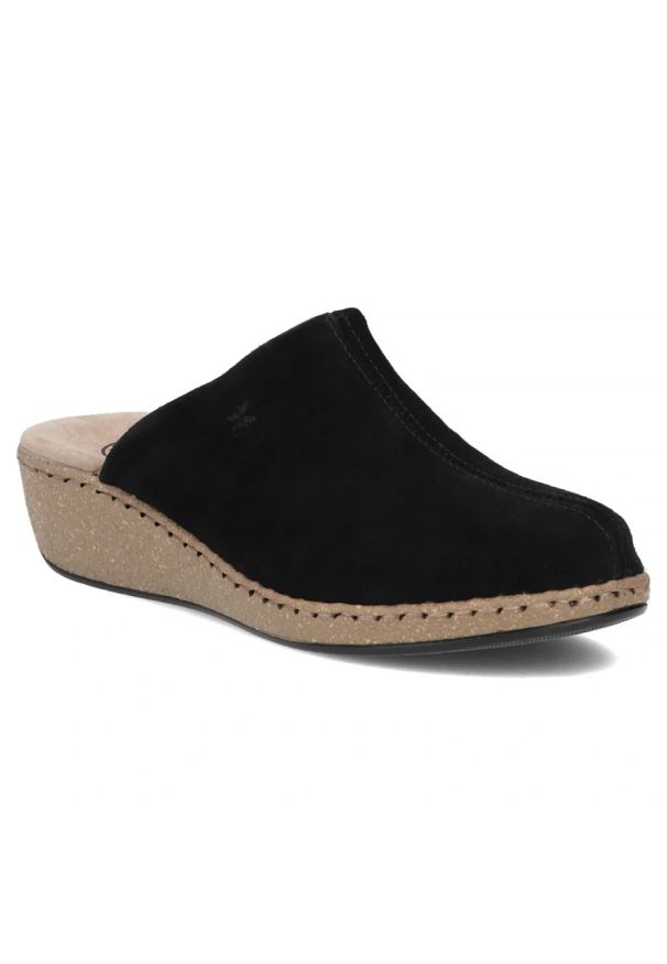 Skórzane klapki na koturnie czarne Filippo DK7567. Kolor: czarny. Materiał: skóra. Sezon: lato. Obcas: na koturnie