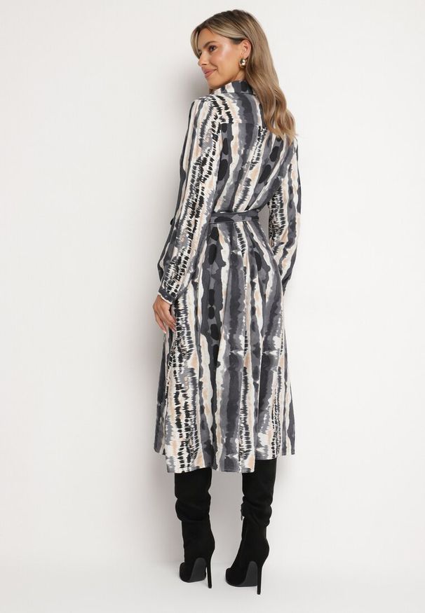 Born2be - Szara Wiskozowa Sukienka Koszulowa Wiązana Paskiem Ellariah. Okazja: na co dzień. Typ kołnierza: dekolt w kształcie V. Kolor: szary. Materiał: wiskoza. Wzór: aplikacja. Typ sukienki: koszulowe. Styl: elegancki, casual