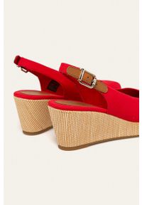 TOMMY HILFIGER - Tommy Hilfiger sandały damskie kolor czerwony na koturnie. Nosek buta: okrągły. Zapięcie: klamry. Kolor: czerwony. Obcas: na koturnie #3