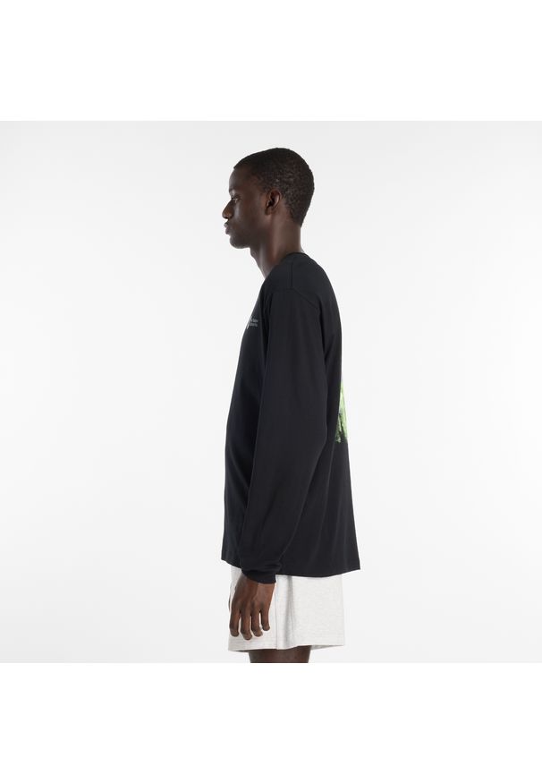 Koszulka męska New Balance MT61H4CYBK – czarna. Kolor: czarny. Materiał: bawełna, dresówka. Długość rękawa: długi rękaw. Wzór: napisy, kolorowy, aplikacja