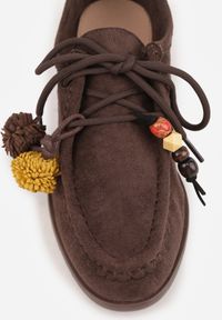 Renee - Ciemnobrązowe Mokasyny VICES ze Skórzaną Wkładką i Pomponami Loraerin. Nosek buta: okrągły. Kolor: brązowy. Materiał: skóra. Wzór: aplikacja. Obcas: na obcasie. Wysokość obcasa: niski #9