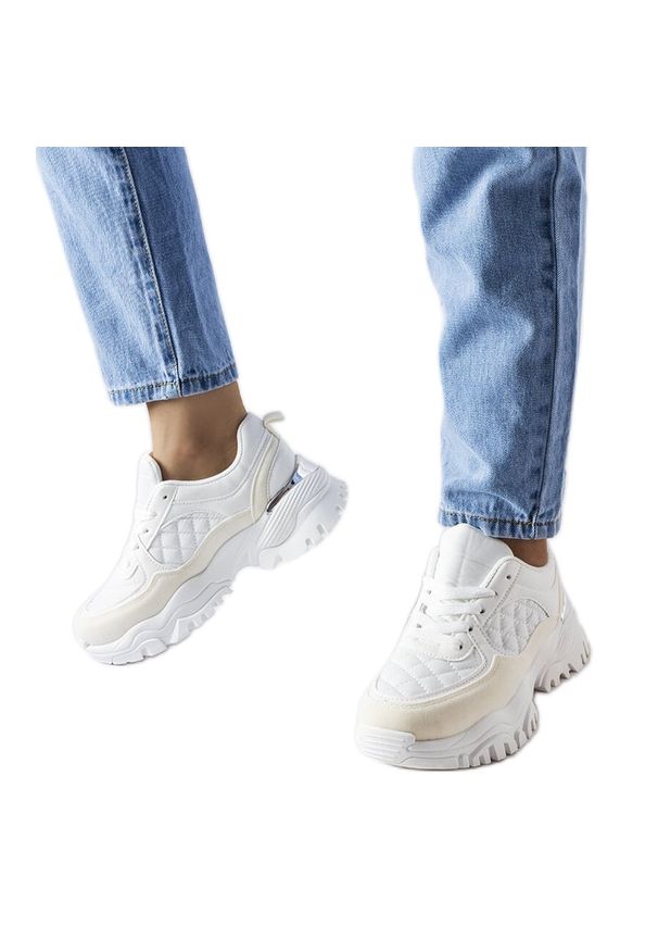 Inna Białe sneakersy ze srebrną wstawką Esquibel. Okazja: na co dzień. Nosek buta: okrągły. Kolor: biały. Materiał: guma. Obcas: na obcasie. Wysokość obcasa: średni