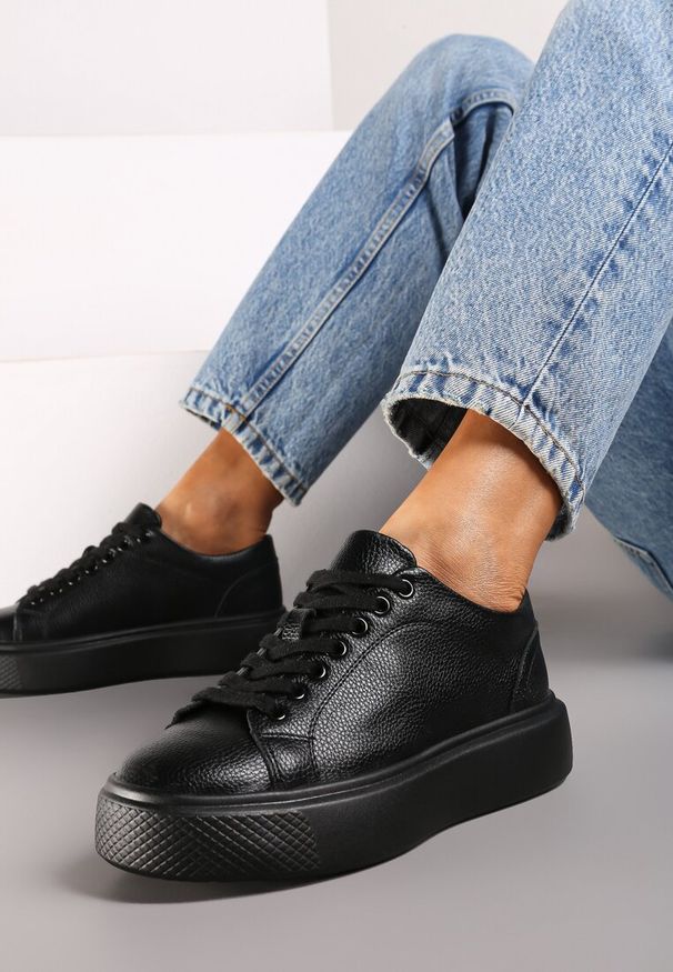 Born2be - Czarne Klasyczne Sznurowane Sneakersy na Grubej Podeszwie Teralla. Okazja: na co dzień. Zapięcie: sznurówki. Kolor: czarny. Materiał: satyna, jeans