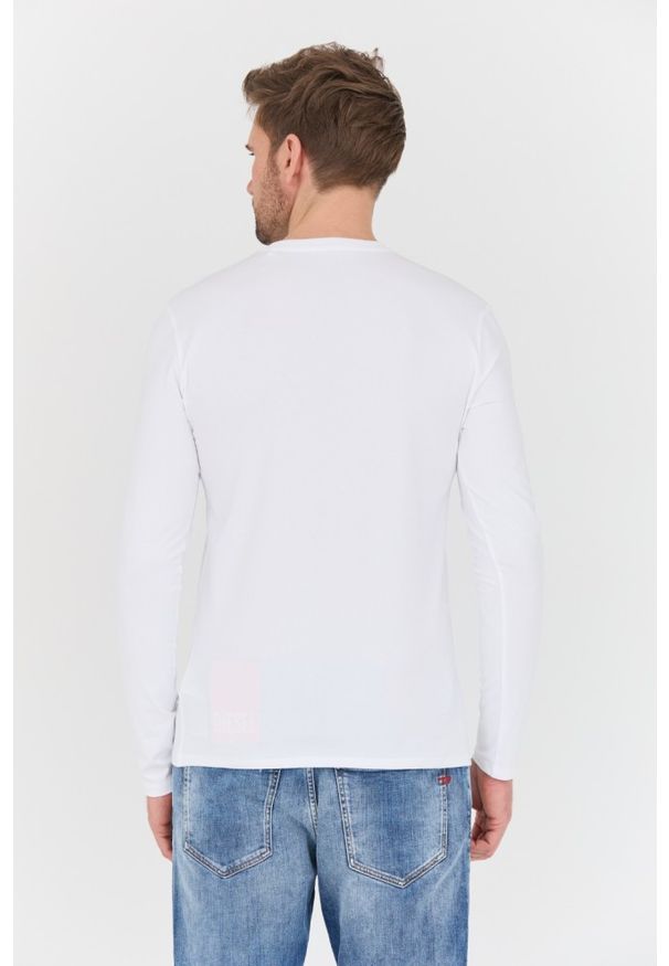 Guess - GUESS Biały longsleeve Core Tee. Kolor: biały. Długość rękawa: długi rękaw
