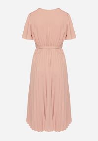 Born2be - Różowa Sukienka Plisowana z Dekoltem w V z Paskiem w Talii Zolseki. Okazja: na co dzień. Kolor: różowy. Styl: casual, klasyczny #3