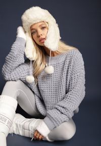 Renee - Jasnoniebieski Sweter z Wiskozą Ozdobiony Splotem Rialorae. Okazja: na co dzień. Kolor: niebieski. Materiał: wiskoza. Wzór: aplikacja, ze splotem. Styl: elegancki, casual