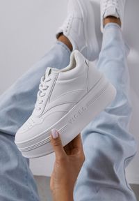 Renee - Białe Sznurowane Sneakersy Vices na Platformie z Metalicznymi Paskami Neliawen. Nosek buta: okrągły. Zapięcie: pasek. Kolor: biały. Materiał: jeans. Obcas: na platformie