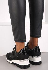 Renee - Czarne Sneakersy Thessiore. Zapięcie: zamek. Kolor: czarny. Materiał: materiał. Wzór: aplikacja. Obcas: na koturnie