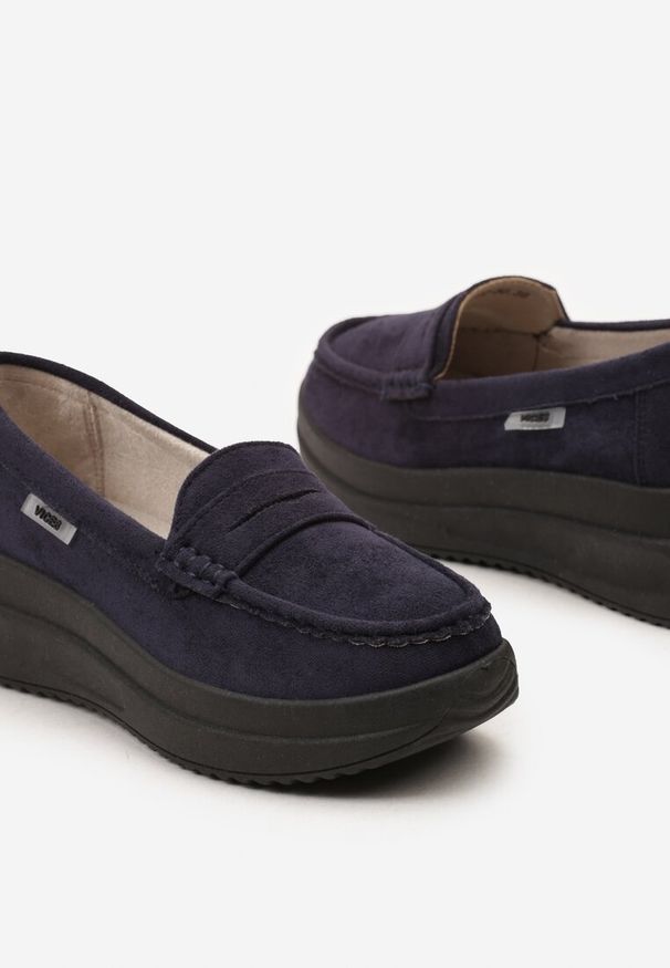 Renee - Granatowe Mokasyny z Ekozamszu na Platformie Ozdobione Paseczkiem Adrancia. Kolor: niebieski. Materiał: zamsz. Wzór: aplikacja. Obcas: na platformie