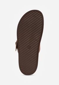 Renee - Brązowe Klapki z Imitacji Zamszu na Płaskiej Podeszwie z Dużą Sprzączką Zabrina. Okazja: na co dzień. Kolor: brązowy. Materiał: zamsz. Wzór: paski. Sezon: lato. Obcas: na płaskiej podeszwie. Styl: boho, casual #7