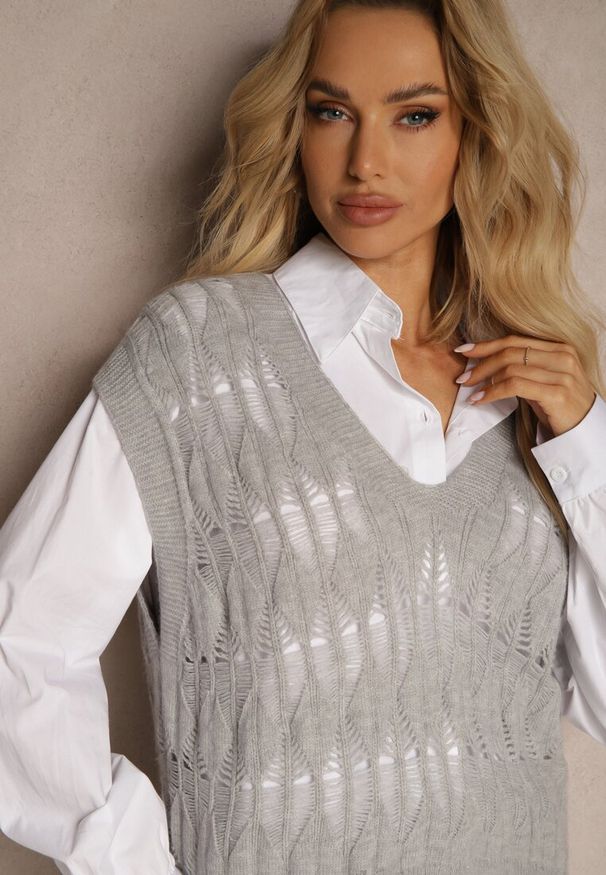Renee - Biała Koszula z Szarą Sweterkową Kamizelką przez Głowę Irithania. Okazja: na co dzień. Kolor: biały. Styl: casual, klasyczny