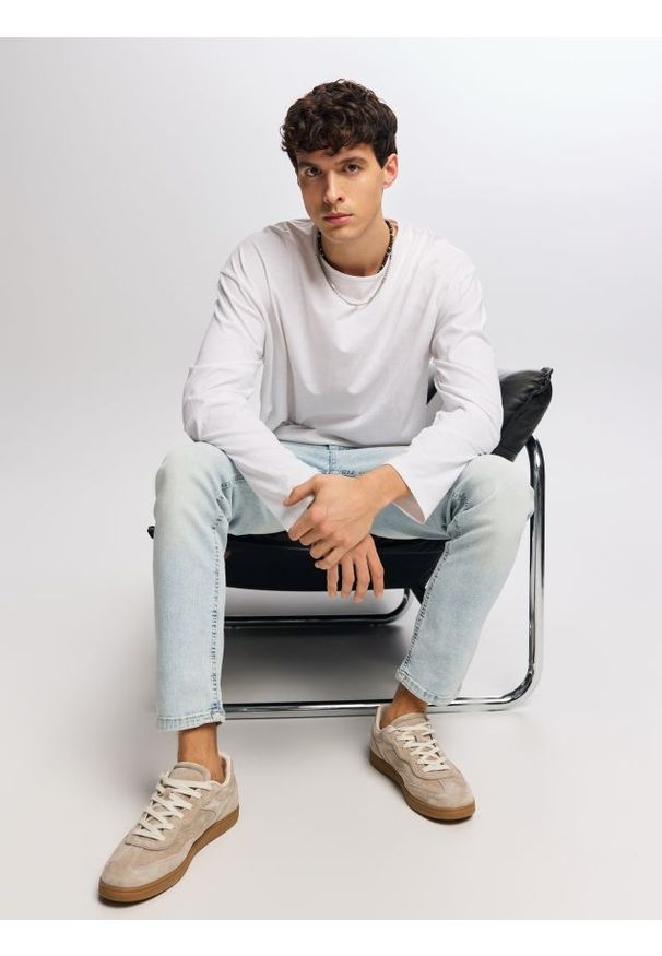 Reserved - Jeansy slim z efektem sprania - niebieski. Kolor: niebieski