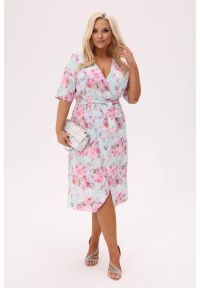 Moda Size Plus Iwanek - Kopertowa sukienka Florella MIDI - Pastelowy Ogród, w odcieniach błękitu i różu PLUS SIZE XXL OVERSIZE. Okazja: na komunię, na ślub cywilny, do pracy, na wesele, na imprezę. Typ kołnierza: dekolt w serek. Kolekcja: plus size. Kolor: różowy. Wzór: kwiaty. Typ sukienki: kopertowe, oversize, dla puszystych. Materiał: tkanina, poliester, elastan, materiał. Sezon: wiosna, lato. Styl: elegancki, klasyczny. Długość: midi #1