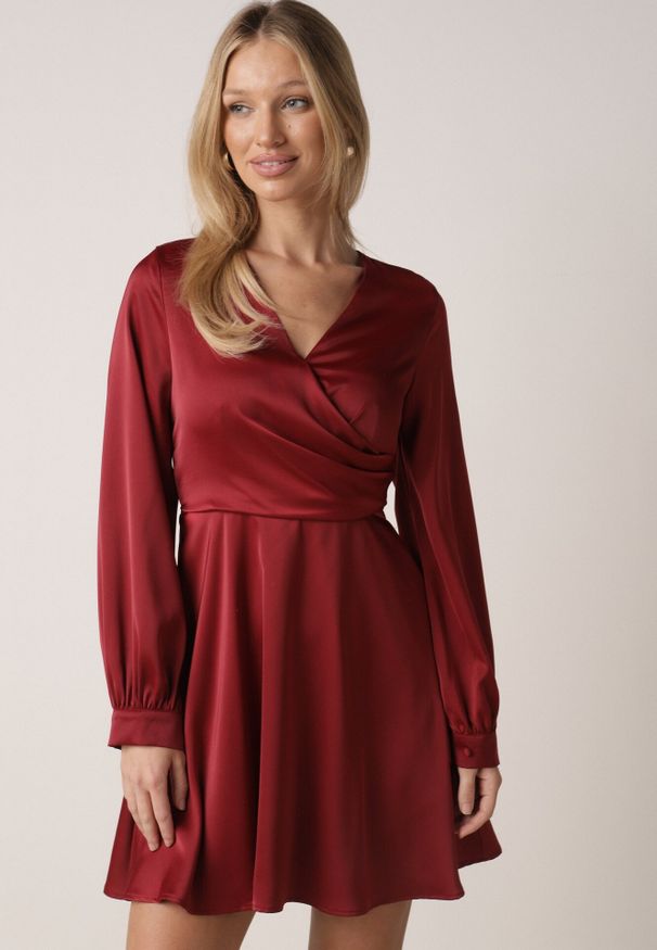 Born2be - Czerwona Satynowa Sukienka VICES z Bawełny o Kopertowym Kroju Glanita. Okazja: na co dzień. Kolor: czerwony. Materiał: satyna, bawełna. Typ sukienki: kopertowe. Styl: casual, klasyczny