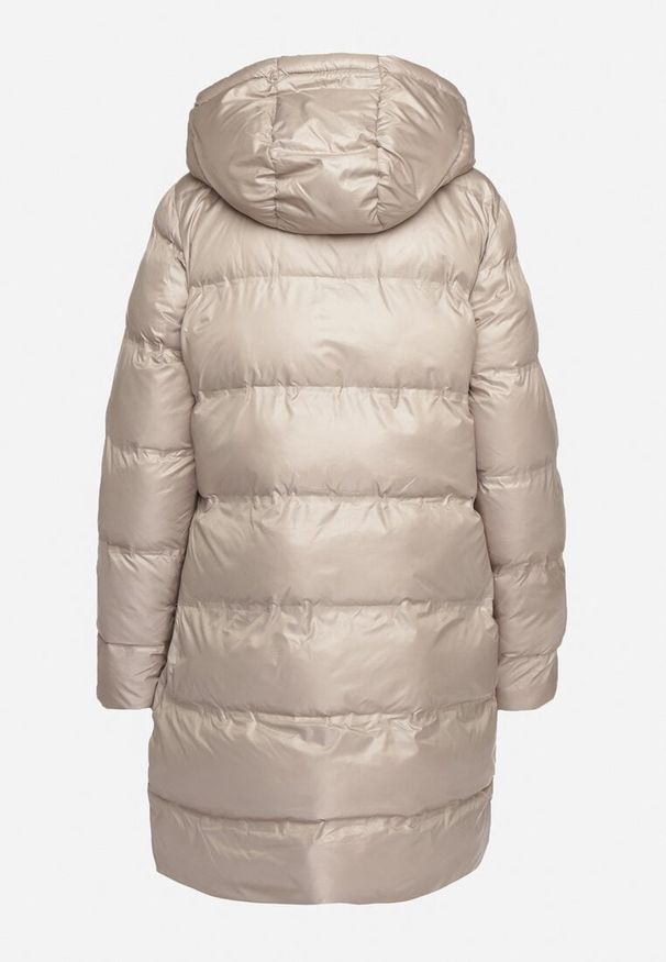 Born2be - Beżowa Pikowana Kurtka o Długim Kroju z Kapturem Kieszeniami i Dwustronnym Suwakiem Sanarose. Okazja: na spacer, na co dzień. Typ kołnierza: kaptur. Kolor: beżowy. Materiał: jeans, dzianina. Długość: długie. Wzór: aplikacja. Styl: elegancki, casual