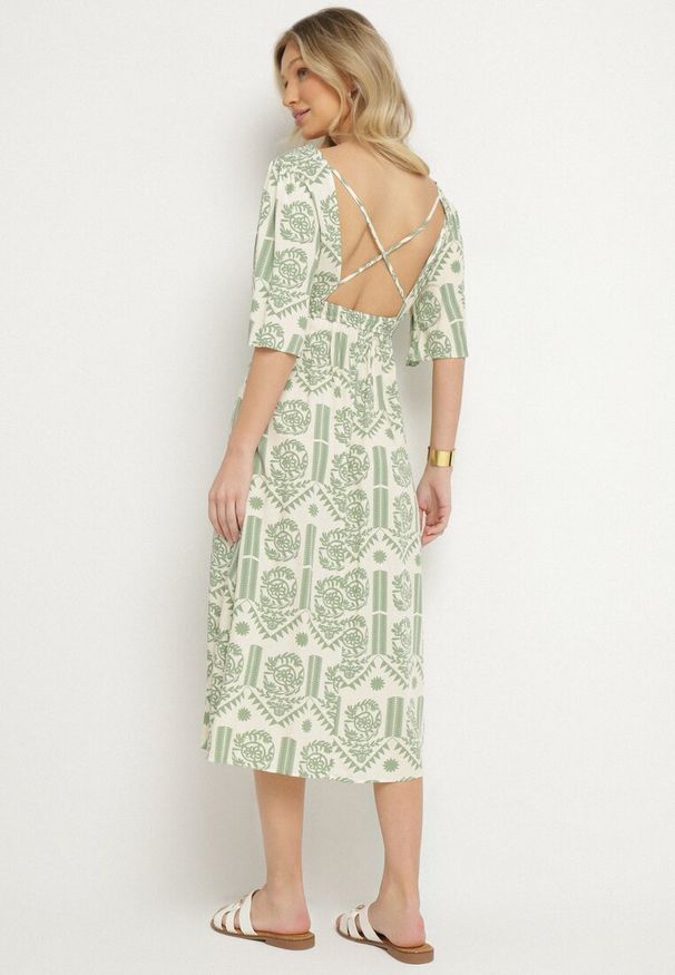 Born2be - Zielono-Kremowa Sukienka Wiskozowa Rozkloszowana z Odkrytymi Plecami w Print Boho Turaisa. Okazja: na co dzień. Typ kołnierza: dekolt w kształcie V. Kolor: zielony. Materiał: wiskoza. Długość rękawa: długi rękaw. Wzór: nadruk. Typ sukienki: rozkloszowane, proste. Styl: boho