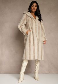 Renee - Jasnobeżowy Futrzany Płaszcz z Kapturem Zdobiony Pionowym Wzorem Elrinrahne. Typ kołnierza: kaptur. Kolor: beżowy. Materiał: futro. Długość rękawa: długi rękaw. Wzór: aplikacja. Styl: klasyczny #2